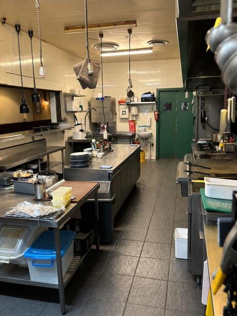 Restaurant kitchen serviced outside trading hours